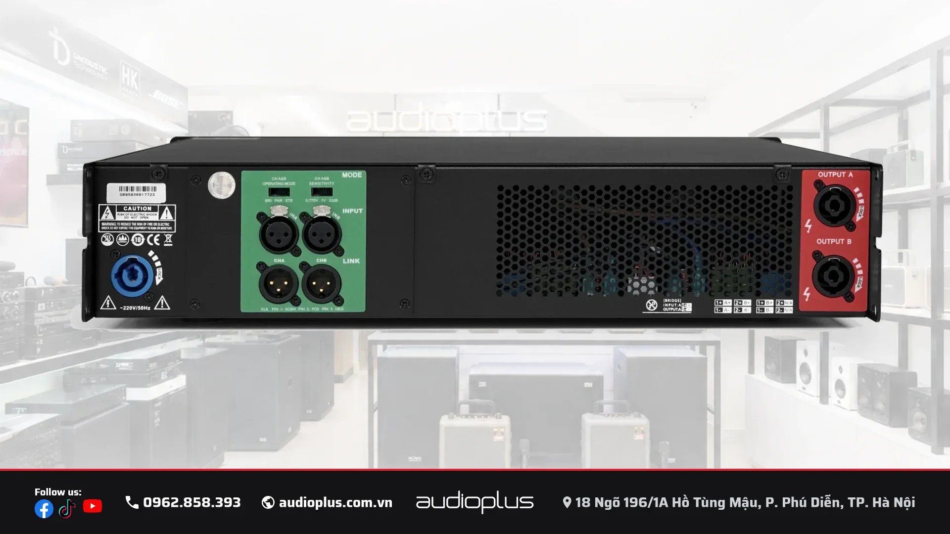 Mặt sau DBACOUSTIC DPi 3200:2 với cụm XLR Neutrik nền xanh và hai cổng Speakon nền đỏ