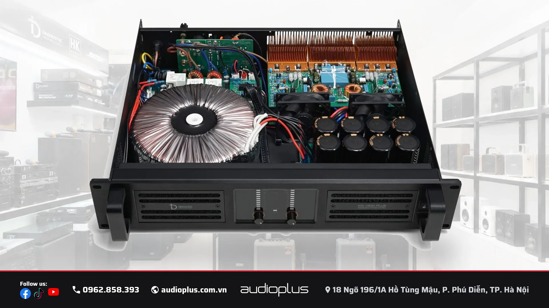 Bên trong DBACOUSTIC KD1300 PLUS với biến áp xuyến, dàn tụ nguồn và lá tản nhiệt