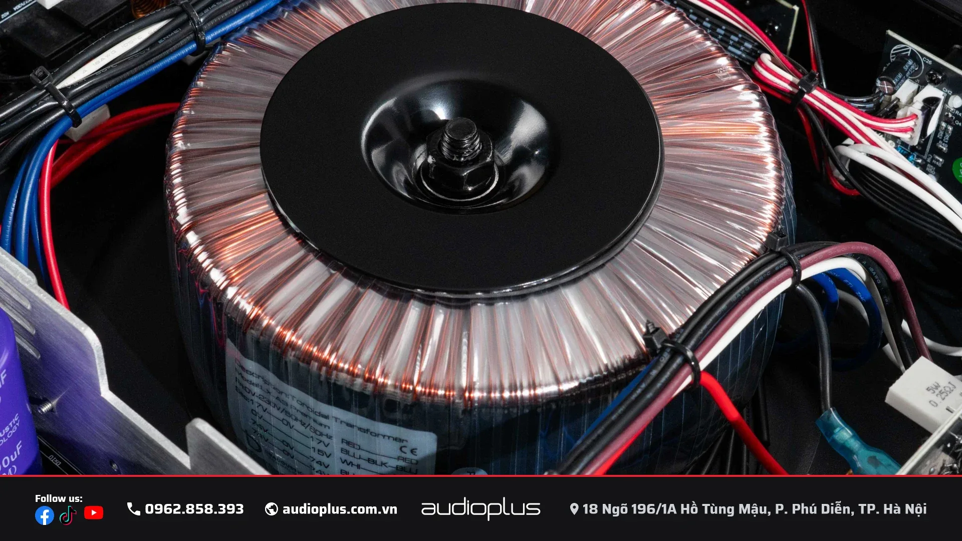 Bên trong cục đẩy DBACOUSTIC LX-A3 với biến áp xuyến quấn đồng và dàn tụ nguồn