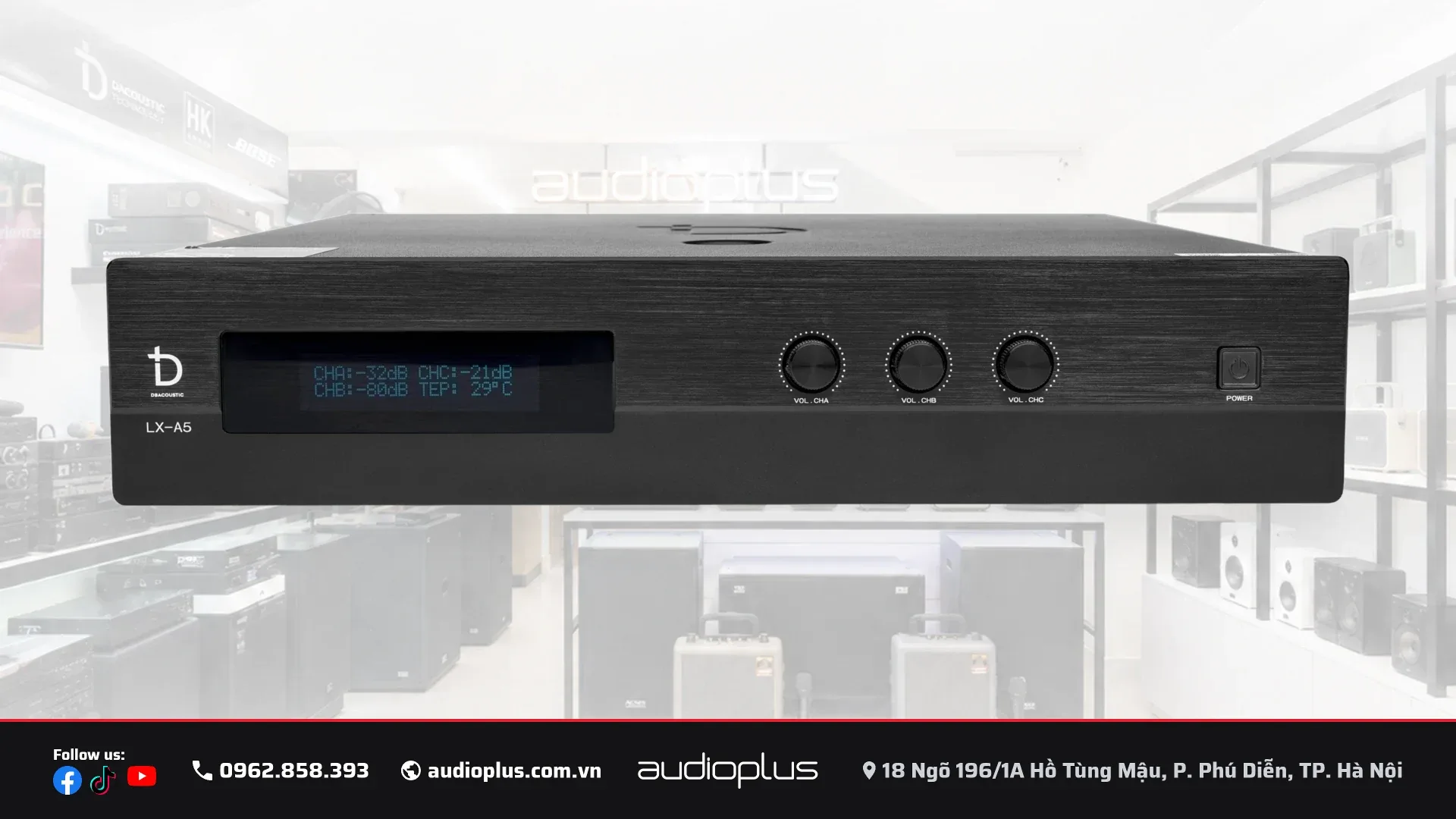Mặt trước DBACOUSTIC LX-A5 với màn hình LCD và ba núm volume cho ba kênh