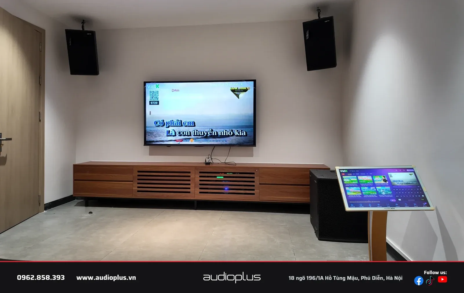Dàn karaoke lắp thực tế tại villa Tam Đảo: hai loa gắn tường hai bên TV, sub và đầu màn chọn bài VietK