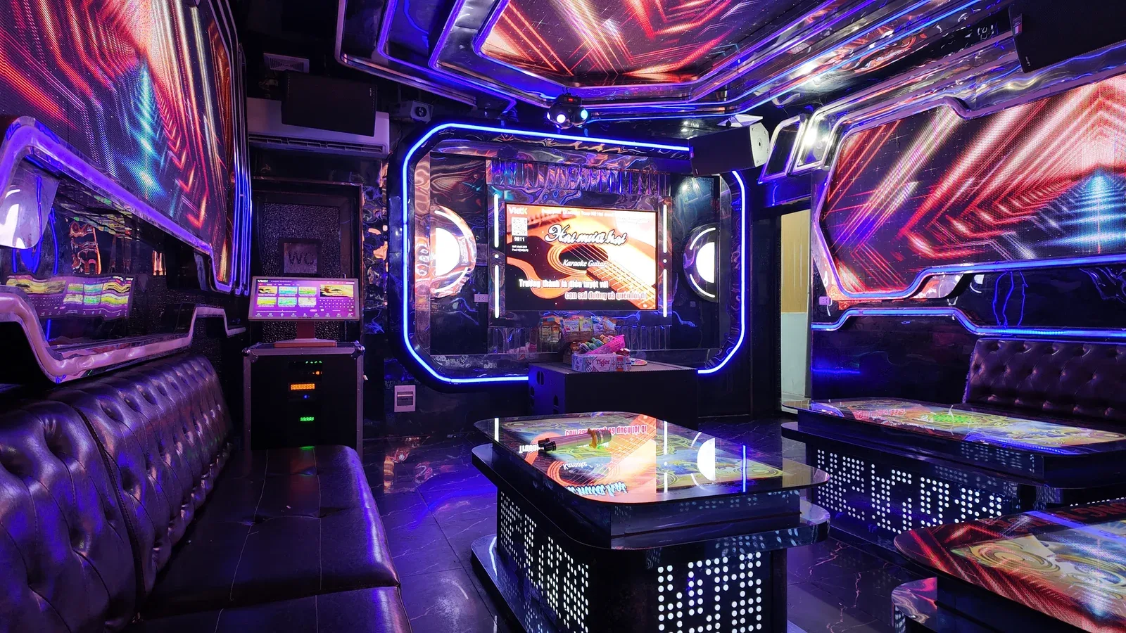 Phòng hát karaoke kinh doanh lắp thực tế: hệ thống loa, màn hình LED và màn chọn bài chuyên nghiệp