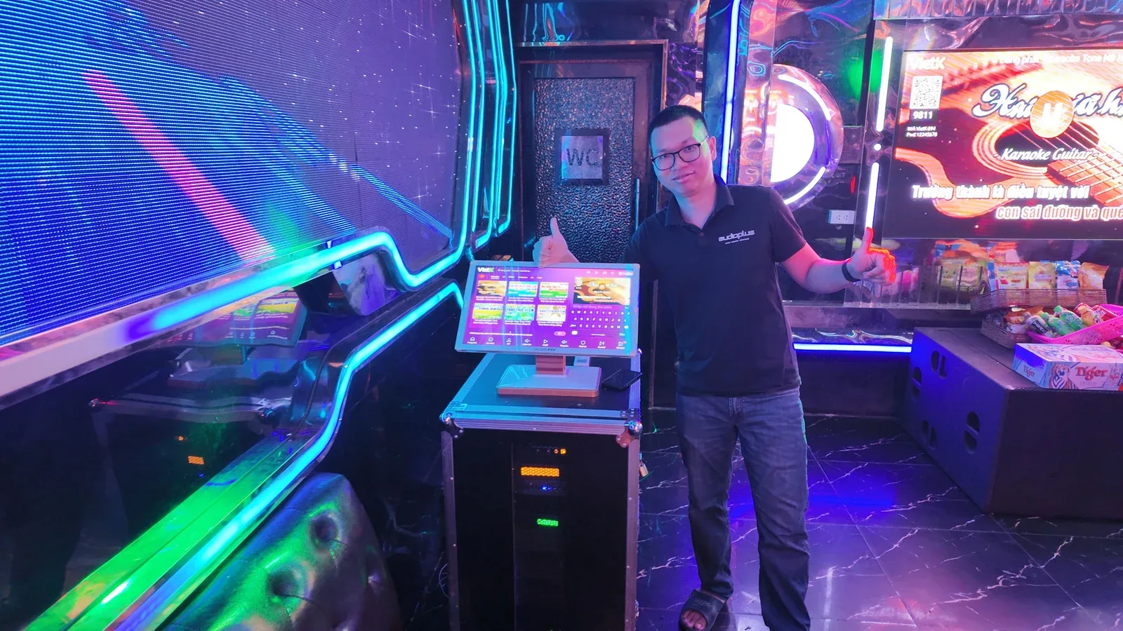 Kỹ thuật AudioPlus lắp đặt đầu màn chọn bài VietK thực tế trong phòng karaoke LED sôi động