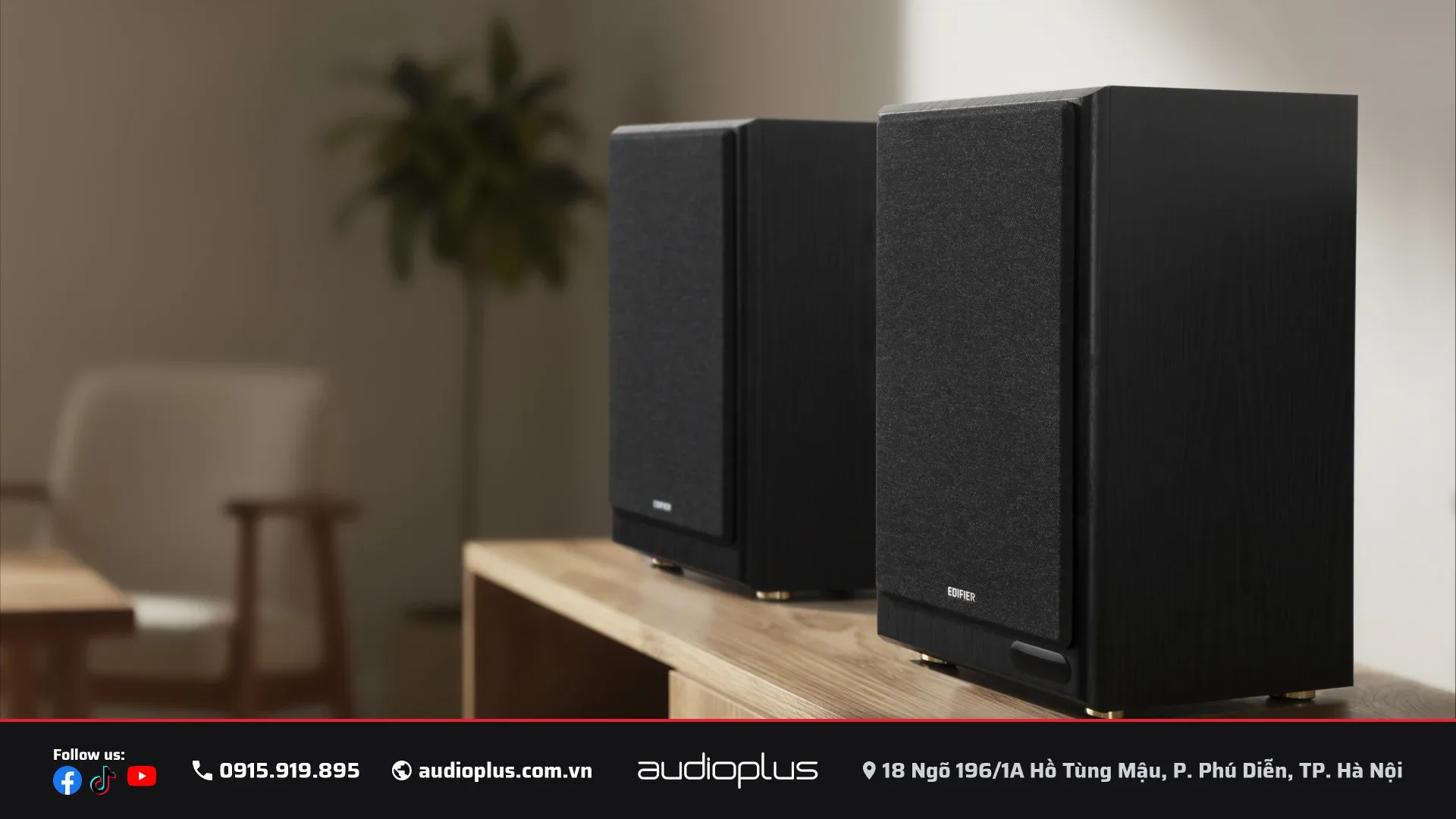 EDIFIER R2750DB MKII đặt trên tủ gỗ cạnh cây cảnh, không gian phòng khách
