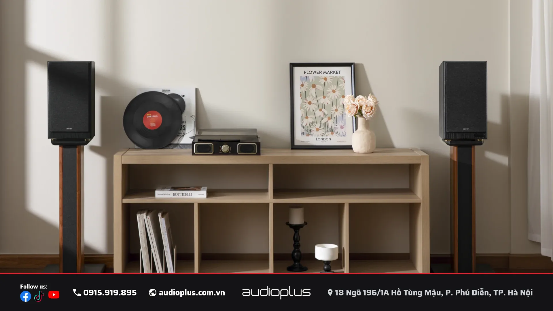 EDIFIER R2750DB MKII trên kệ sách cạnh mâm than, phối hợp nghe nhạc analog