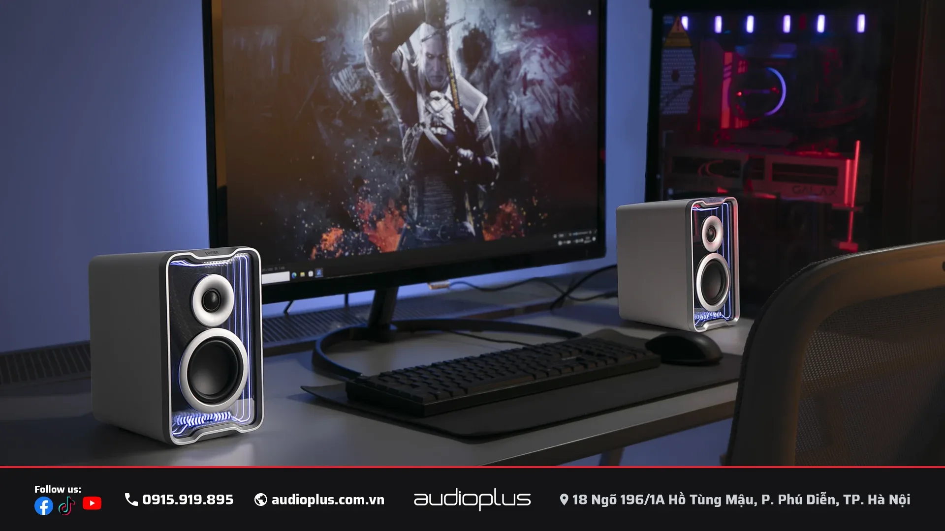 Loa EDIFIER QR30 trên bàn làm việc cạnh màn hình gaming