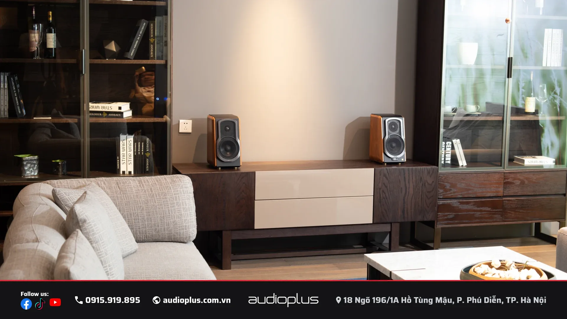 EDIFIER S1000MKII trên tủ gỗ, không gian phòng khách hiện đại
