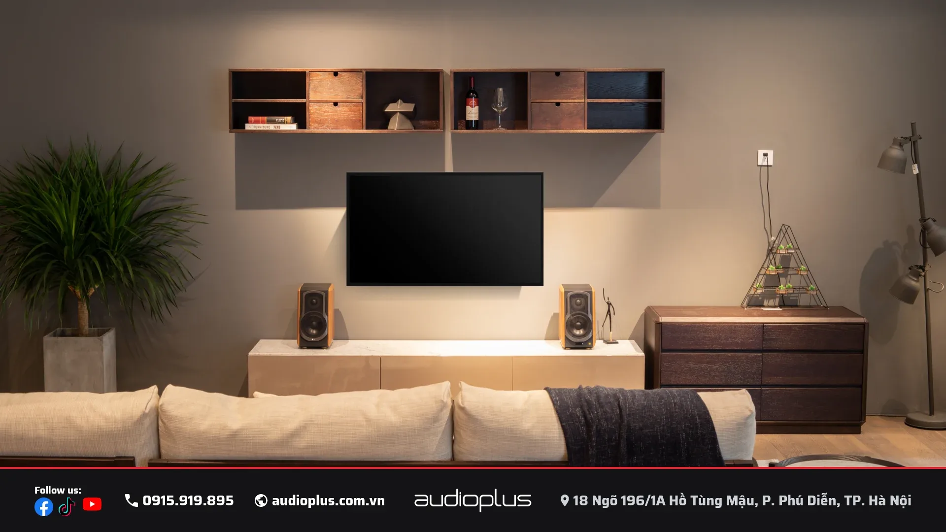 EDIFIER S1000MKII trên kệ treo tường, phòng khách ấm cúng