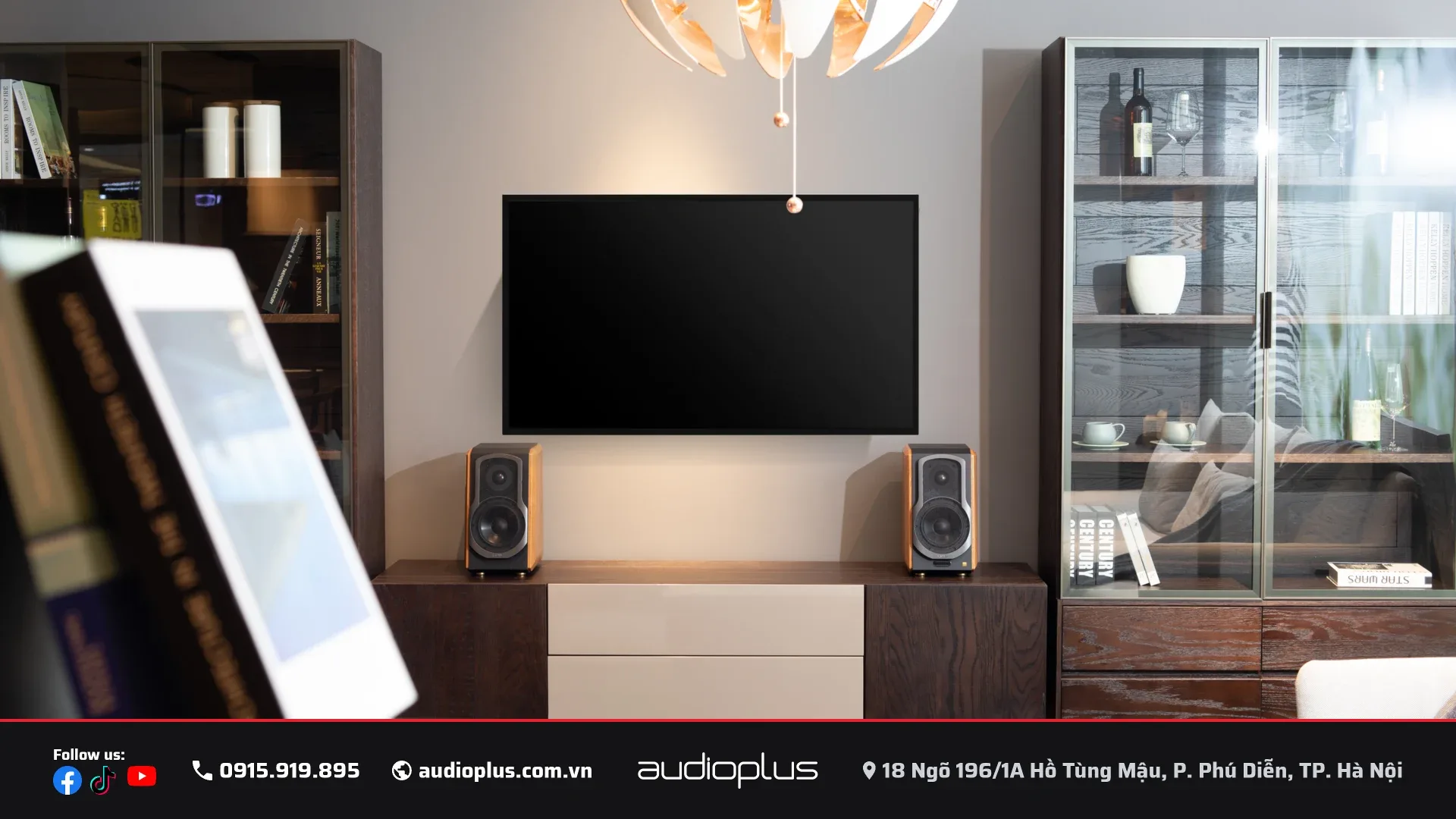 Cặp loa EDIFIER S1000MKII đặt hai bên tủ kệ tivi phòng khách