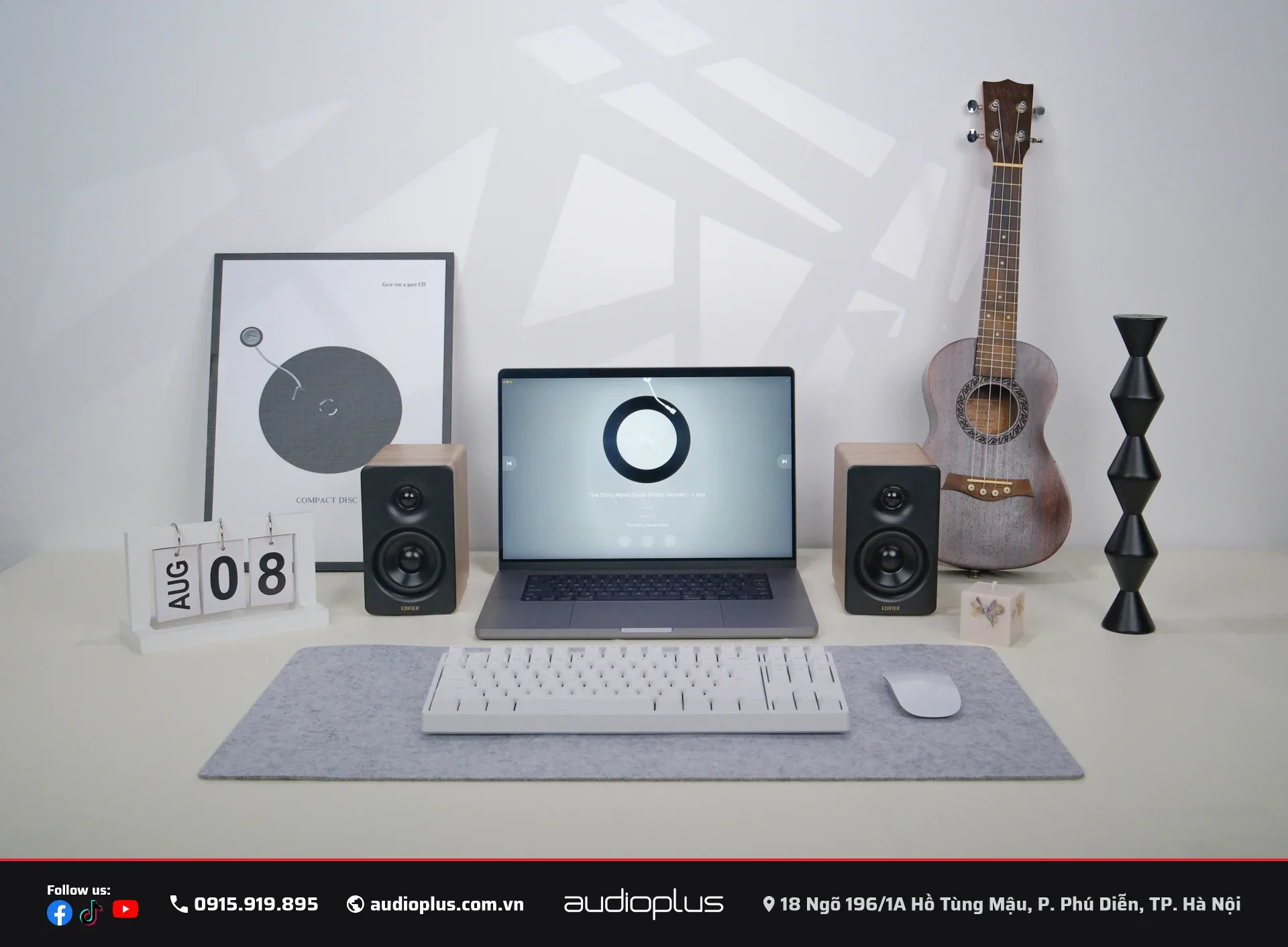 Loa EDIFIER M60 màu gỗ sồi cạnh laptop và poster đĩa than
