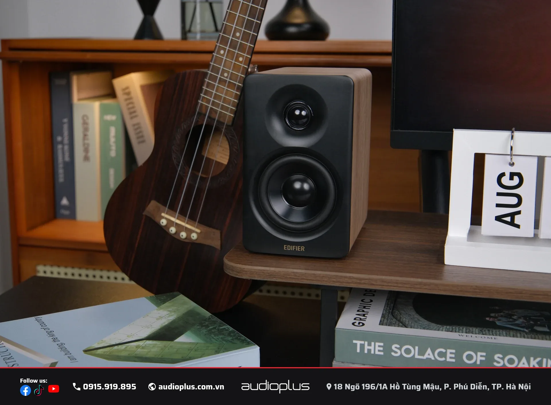 Loa EDIFIER M60 màu gỗ sồi trên kệ sách cạnh đàn ukulele