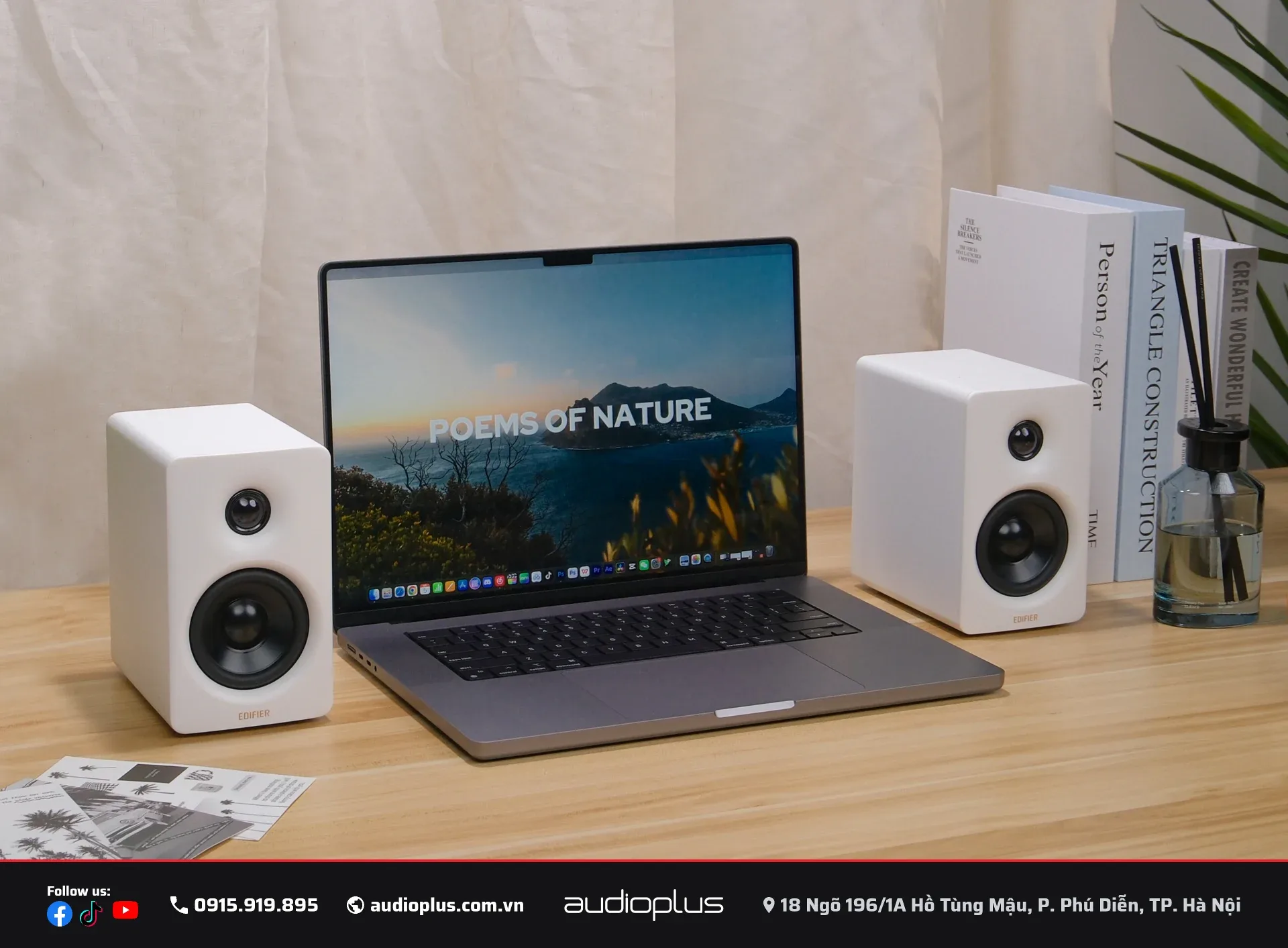 Loa EDIFIER M60 màu trắng cạnh MacBook trên bàn làm việc