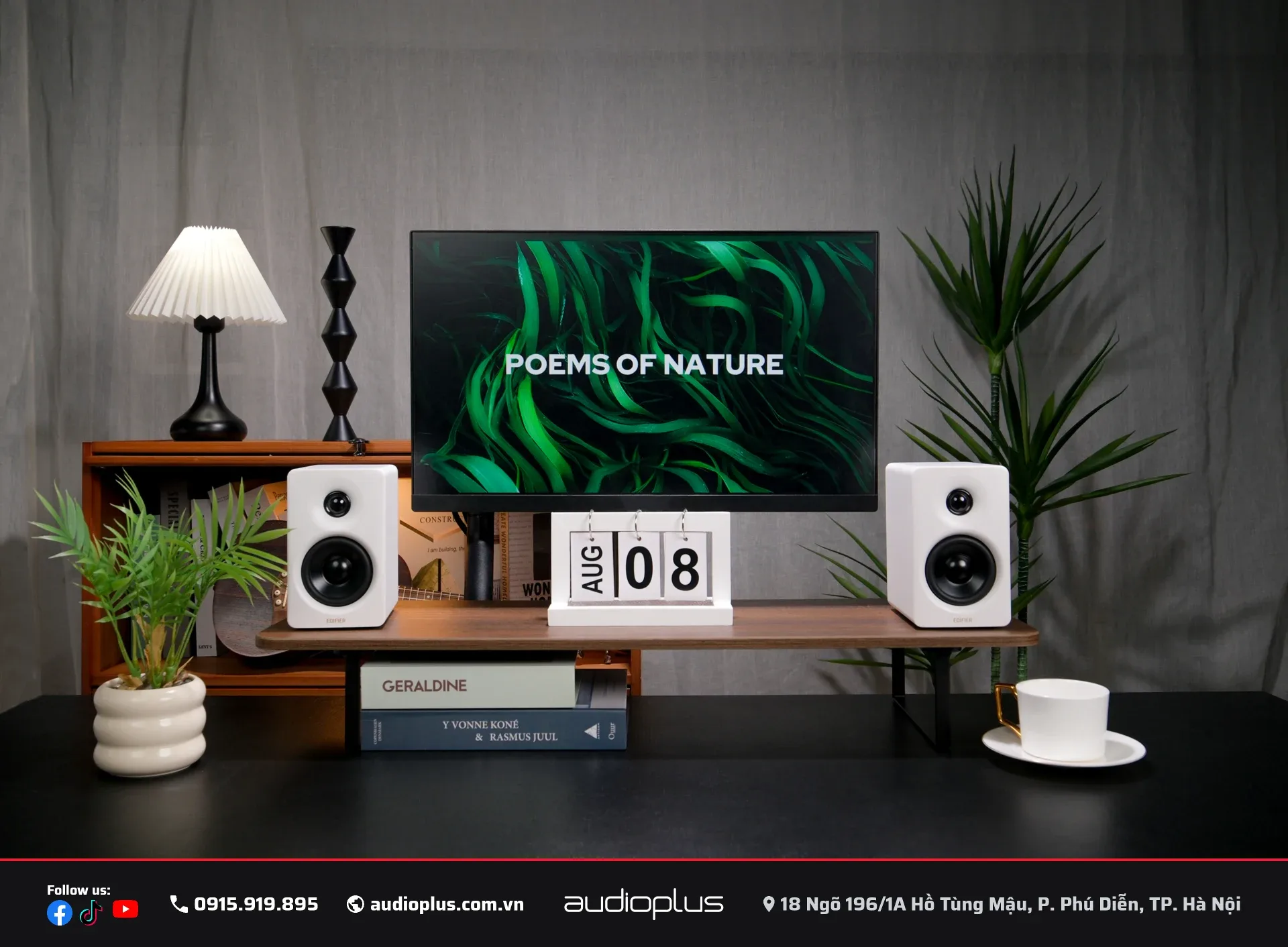 Cặp loa EDIFIER M60 màu trắng hai bên màn hình TV có cây xanh
