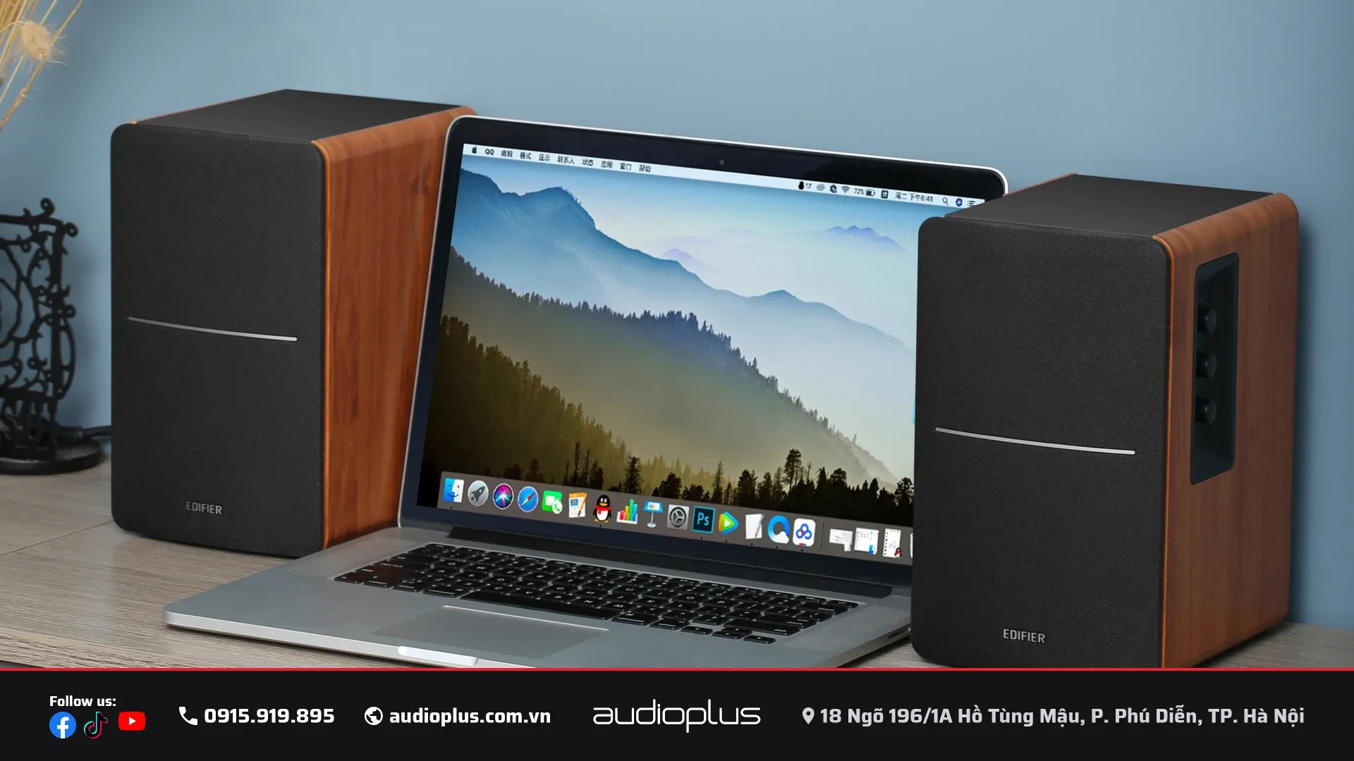 Cặp loa EDIFIER R1280DBs màu nâu 2 bên MacBook trên bàn làm việc
