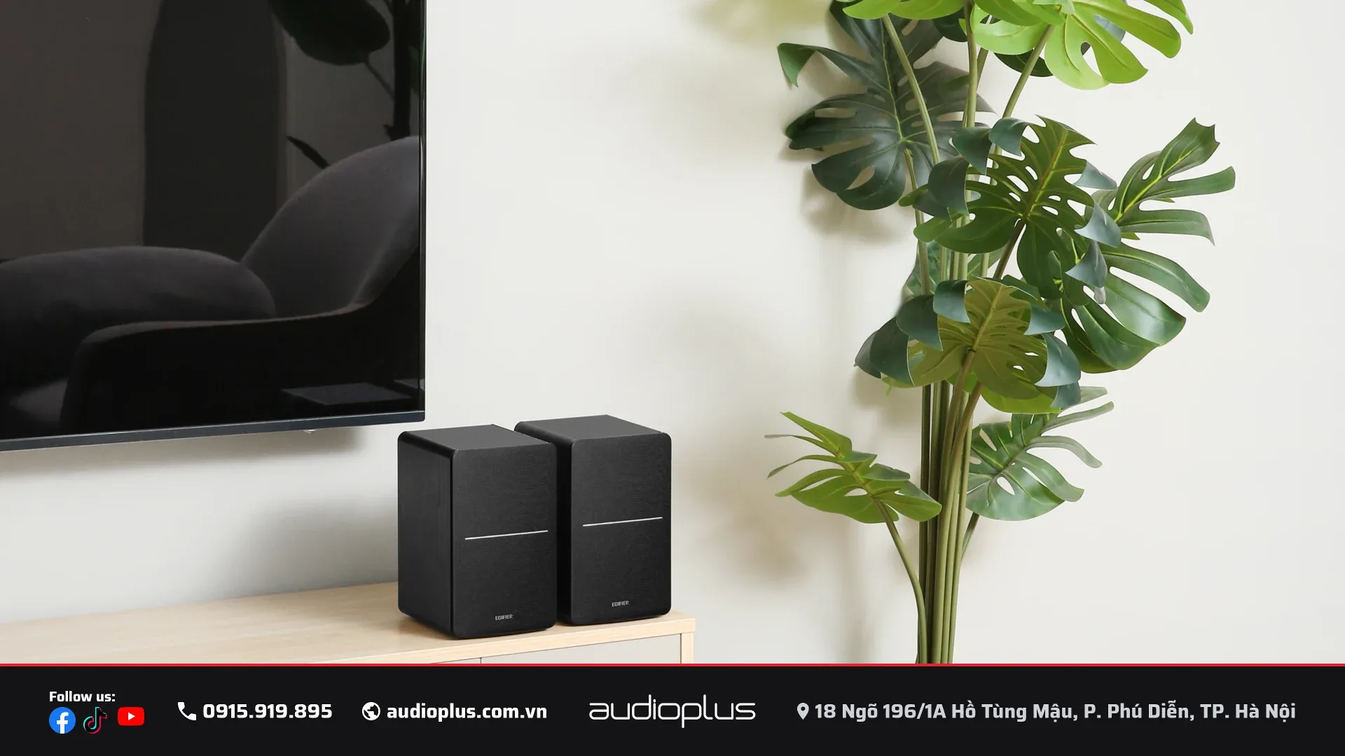 Cặp loa EDIFIER R1280DBs đen trên kệ TV phòng khách