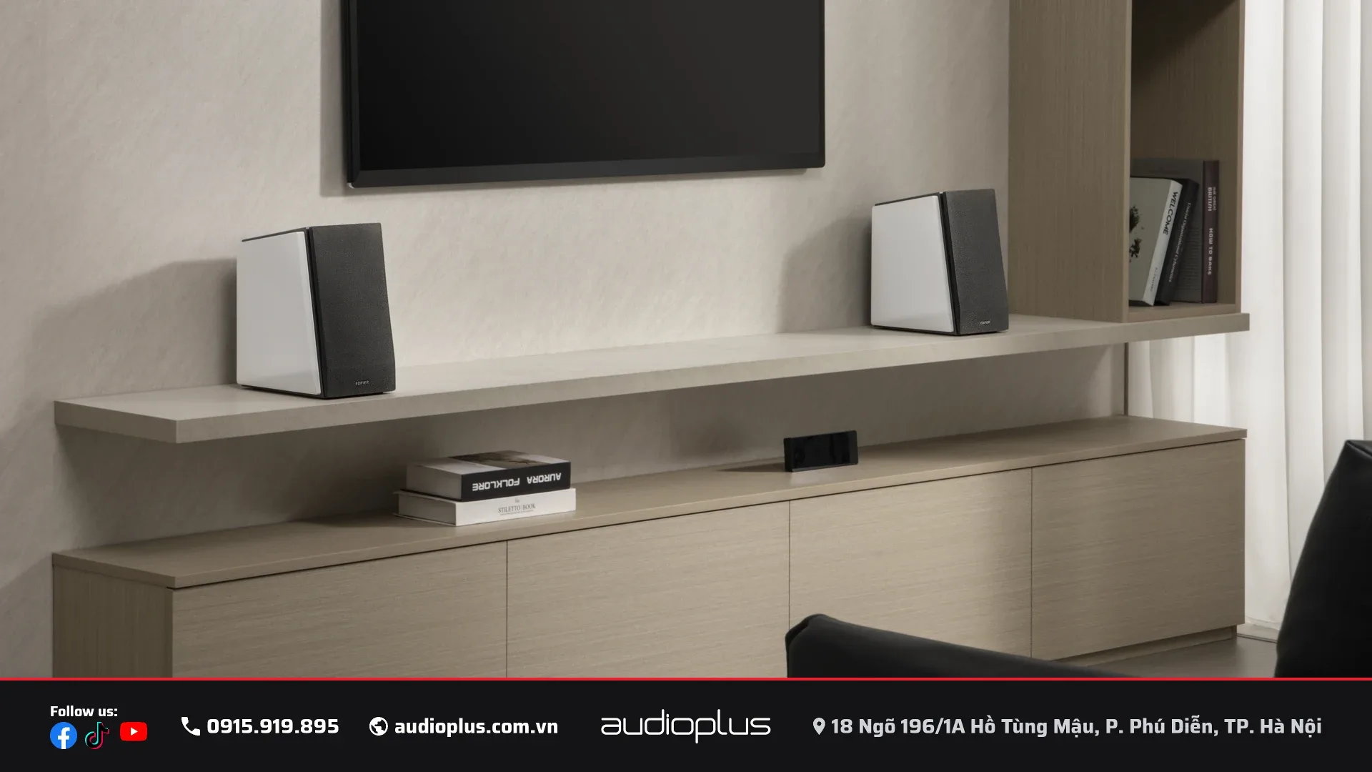 Cặp loa EDIFIER R1700BT trắng trên kệ TV phòng khách