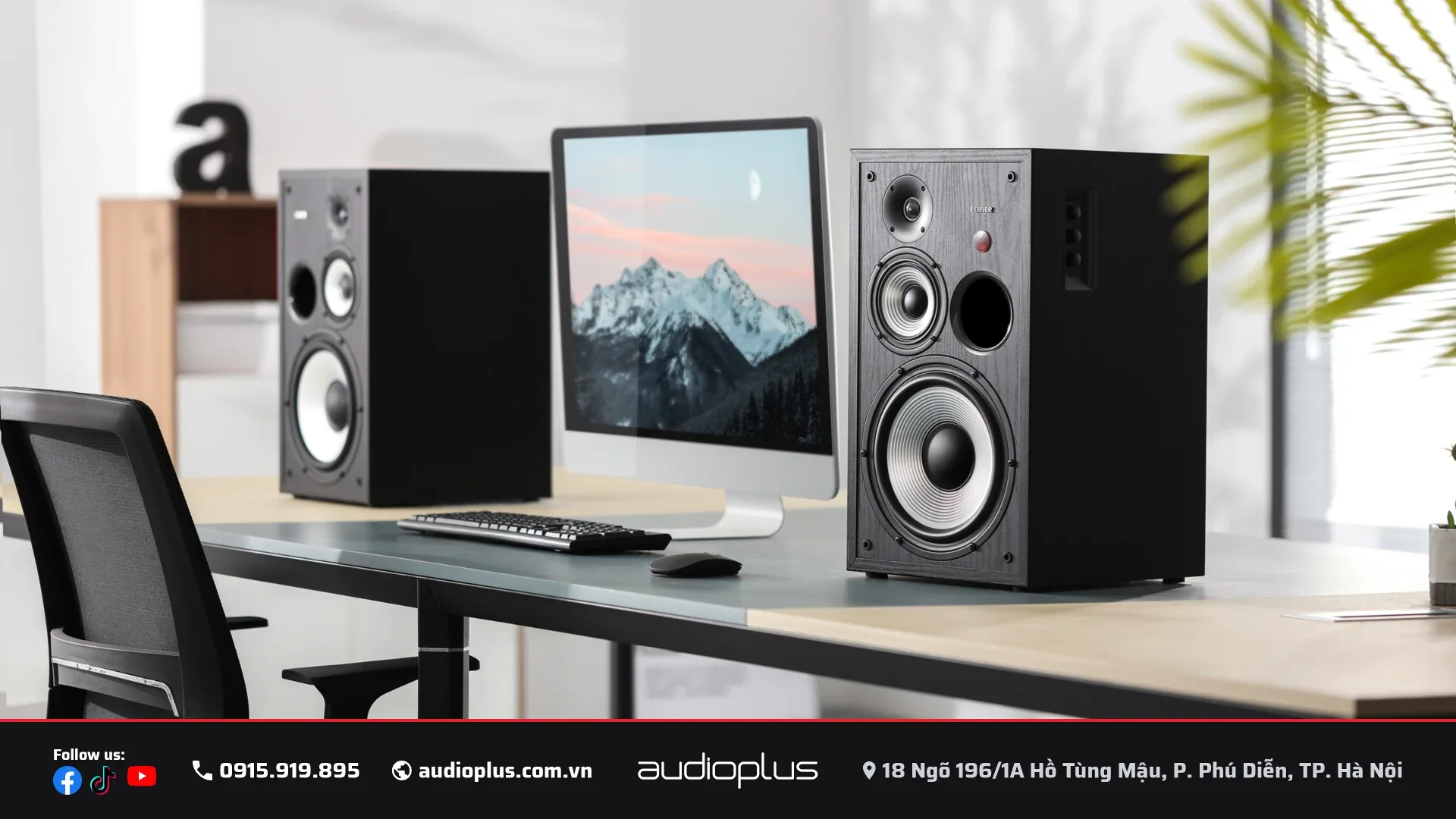 Cặp loa EDIFIER R2850DB đặt hai bên màn hình bàn làm việc
