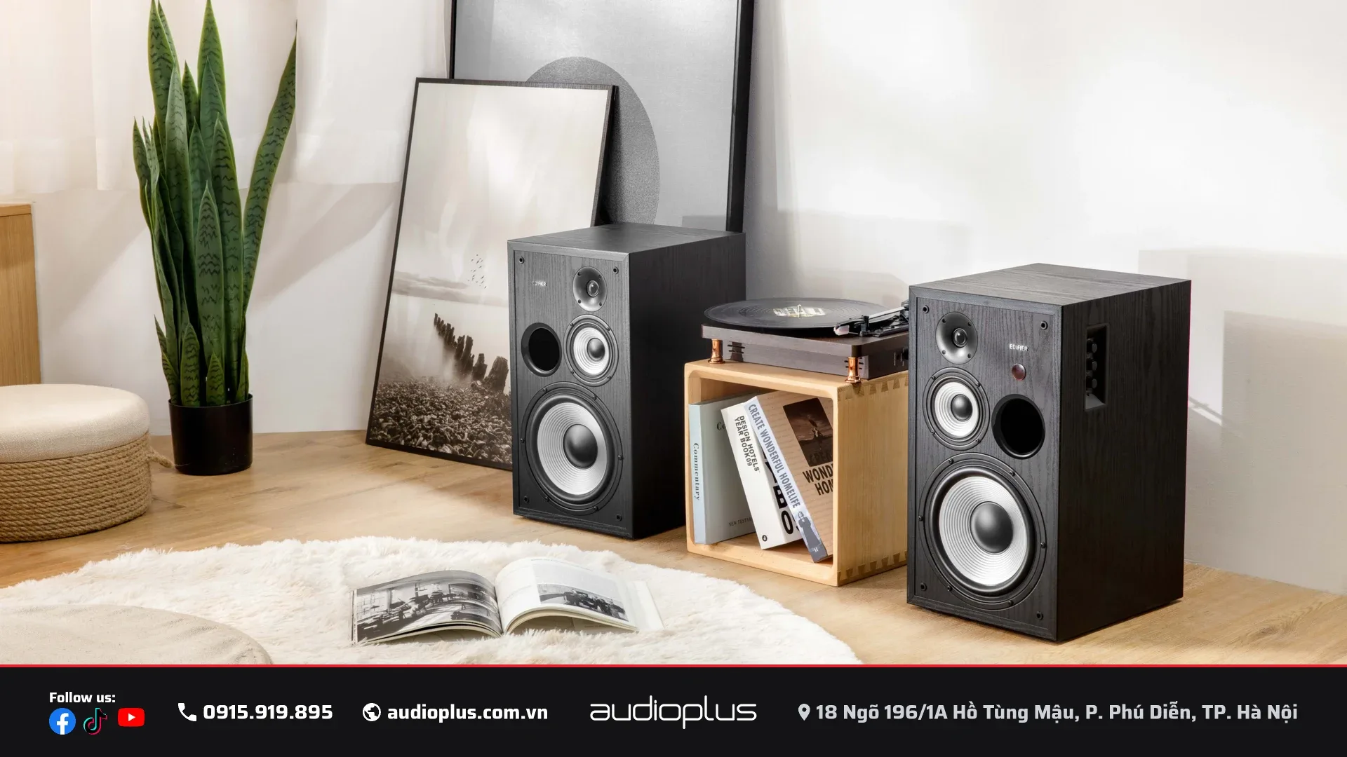 EDIFIER R2850DB trên kệ sách cạnh mâm than và khung ảnh