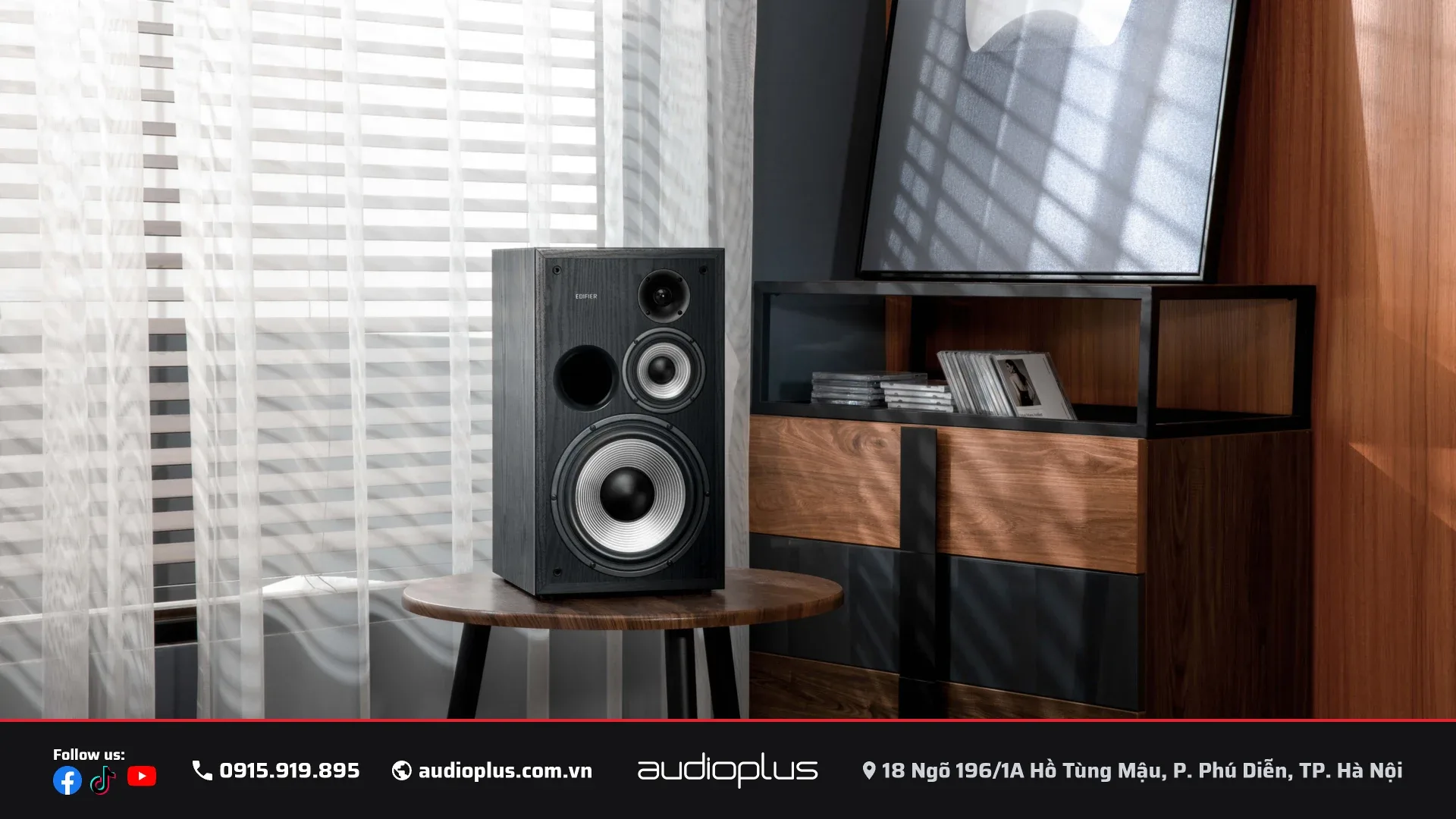 EDIFIER R2850DB đặt cạnh tủ kệ tivi trong phòng khách