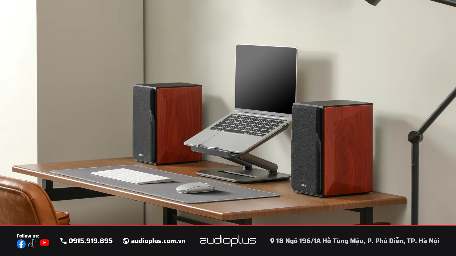 Loa bookshelf passive EDIFIER P17 đặt trên bàn làm việc cạnh laptop