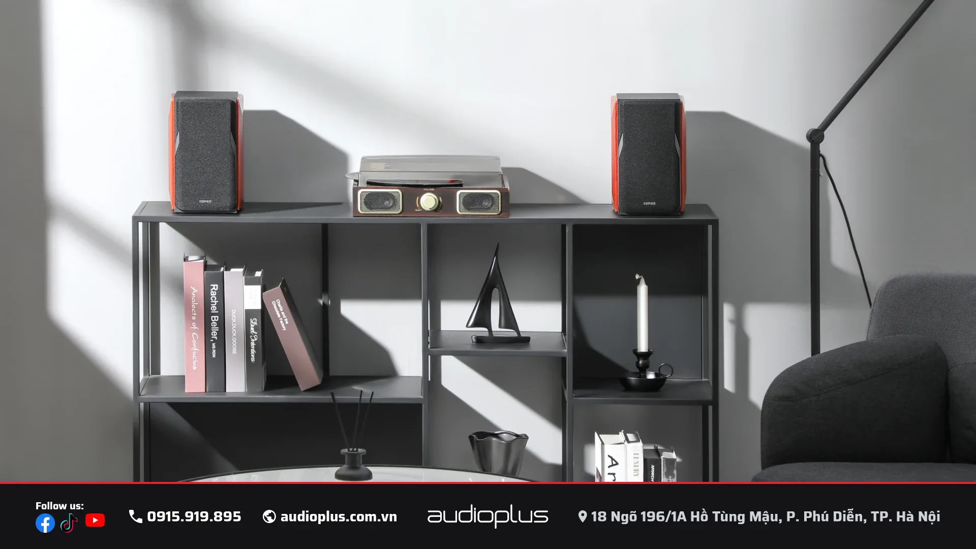 Loa EDIFIER P17 đặt trên kệ sách hiện đại