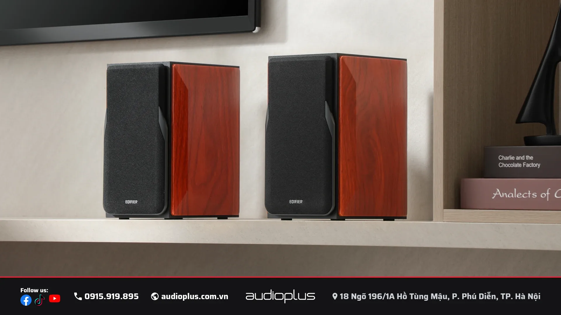 Cặp loa EDIFIER P17 treo tường cạnh kệ TV phòng khách