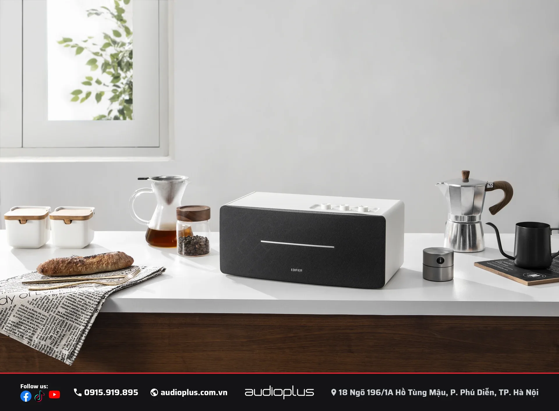 EDIFIER D12 màu trắng đặt trên bàn bếp nghe nhạc lúc nấu ăn