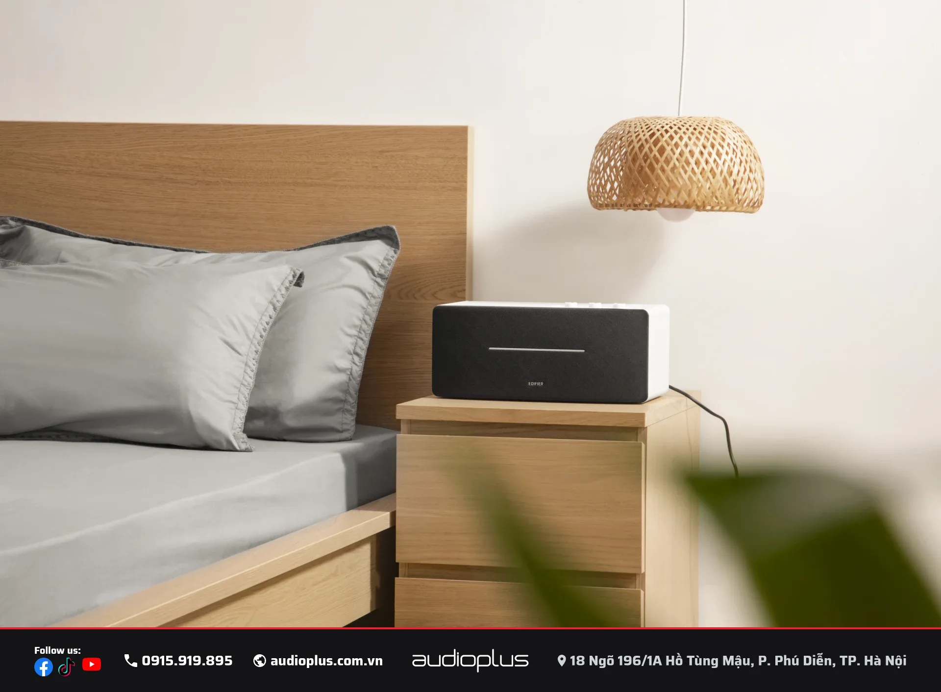 Loa để bàn EDIFIER D12 màu đen đặt trên kệ sách phòng khách