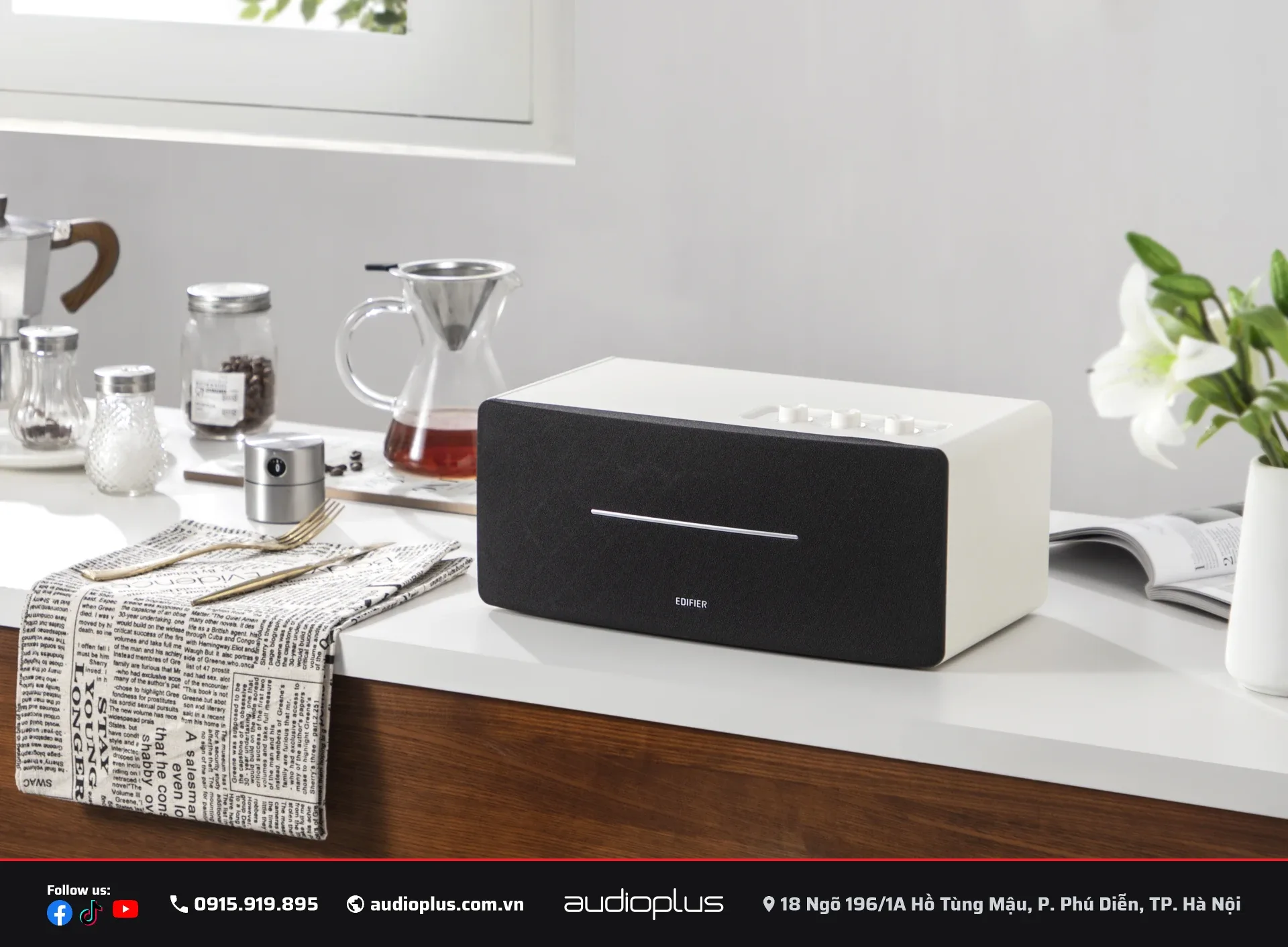 EDIFIER D12 đặt cạnh tivi trong phòng khách