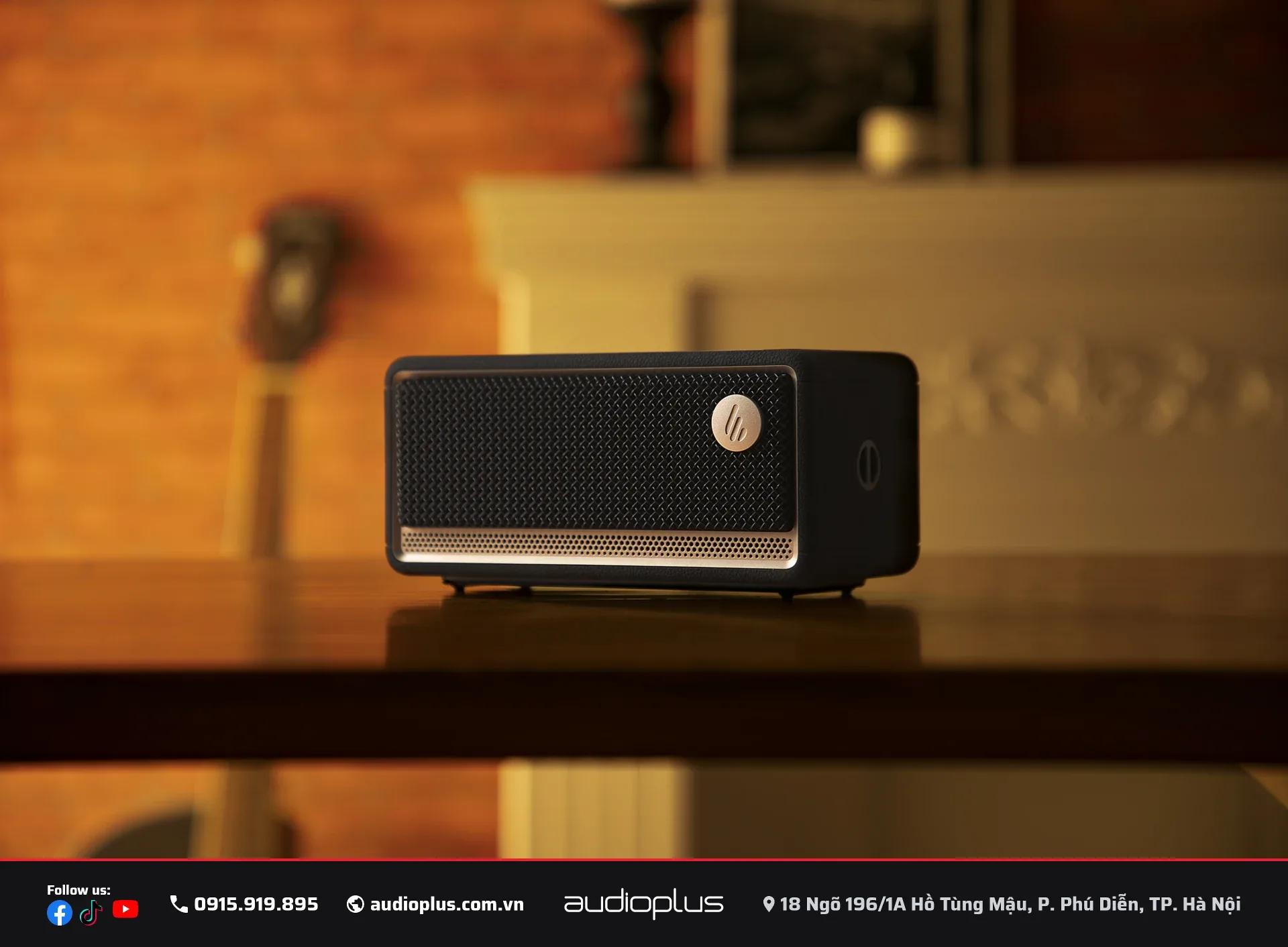 Loa bluetooth di động EDIFIER ES60 màu đen trên bàn gỗ ánh đèn vàng