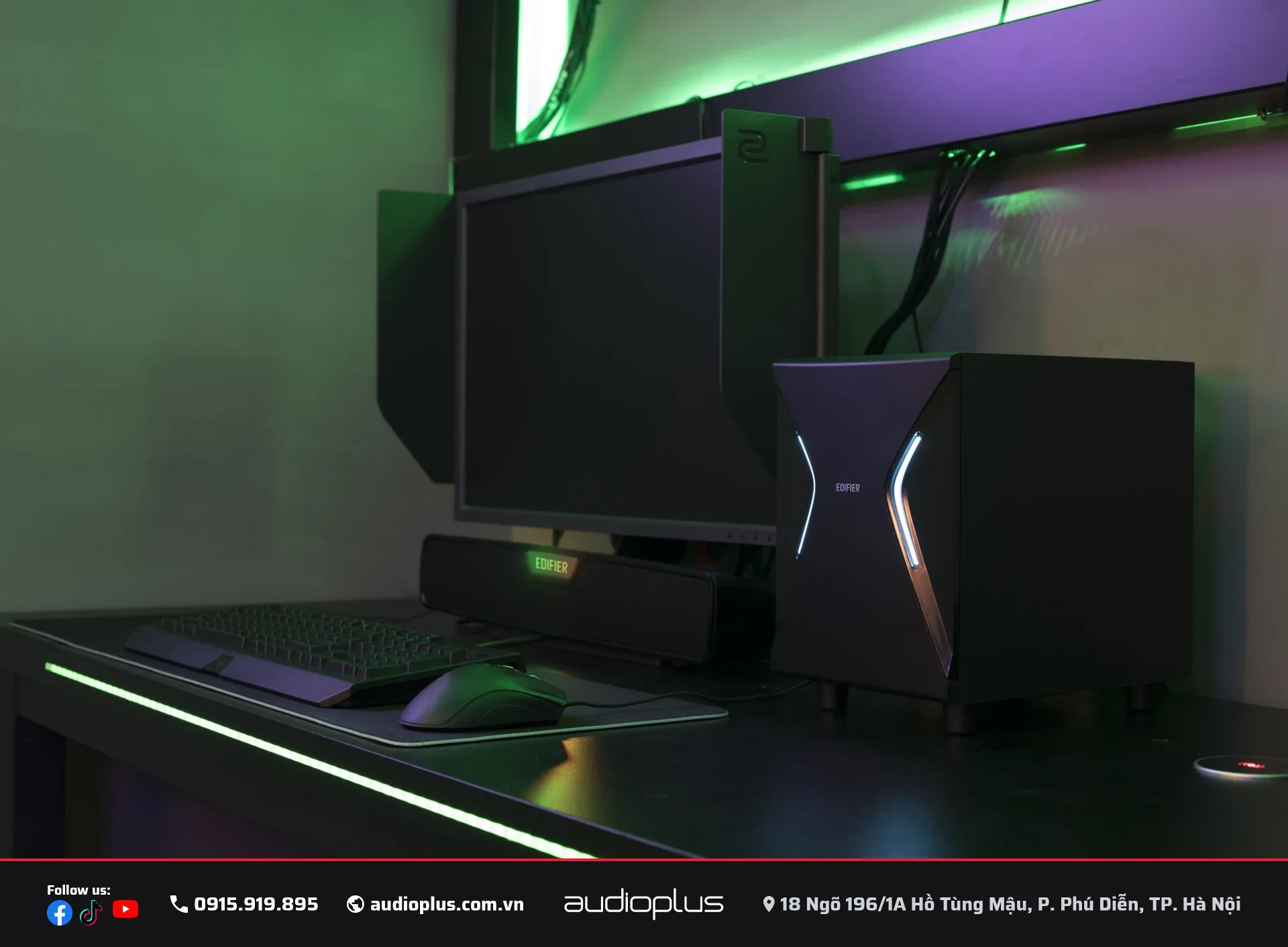 EDIFIER G7000 trong góc gaming ánh đèn tím xanh lá