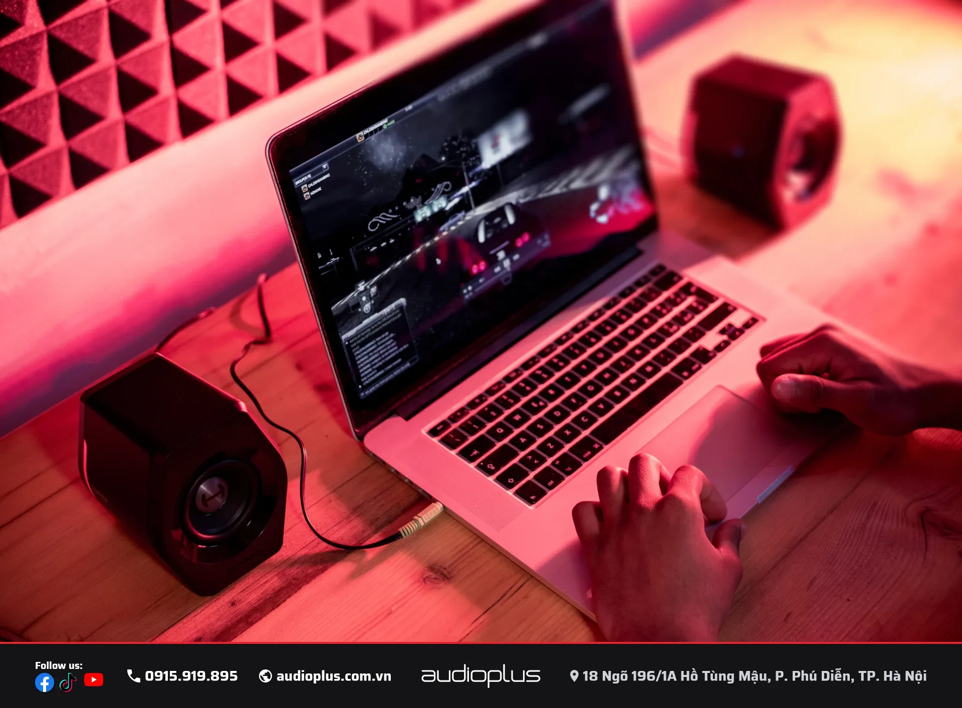 Loa EDIFIER Hecate G2000 màu đỏ cạnh laptop ánh đèn RGB đỏ