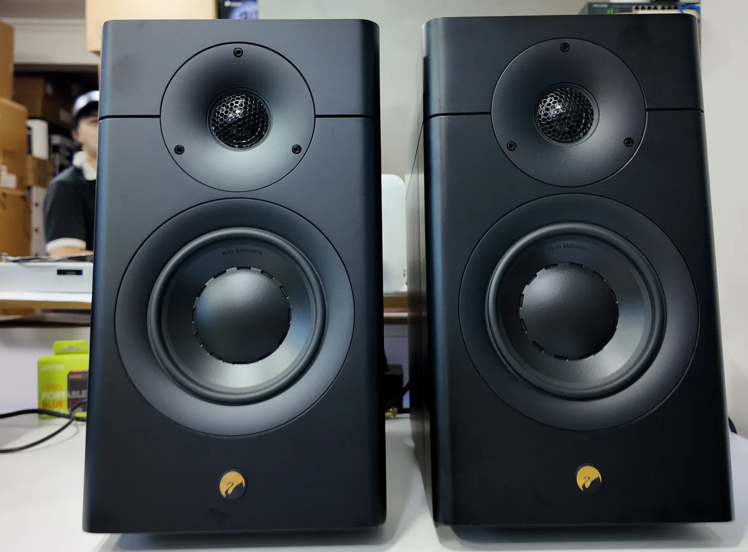 Cặp loa bookshelf passive SWAN vỏ đen tại showroom AudioPlus