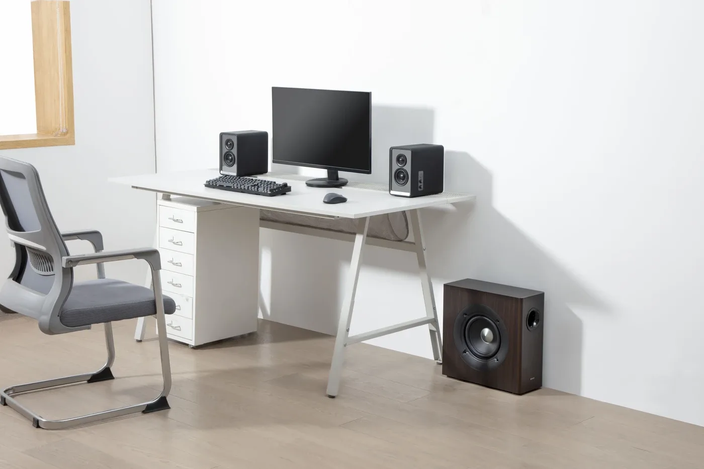 Loa siêu trầm EDIFIER T5S đặt dưới sàn trong bộ loa 2.1 trên bàn làm việc