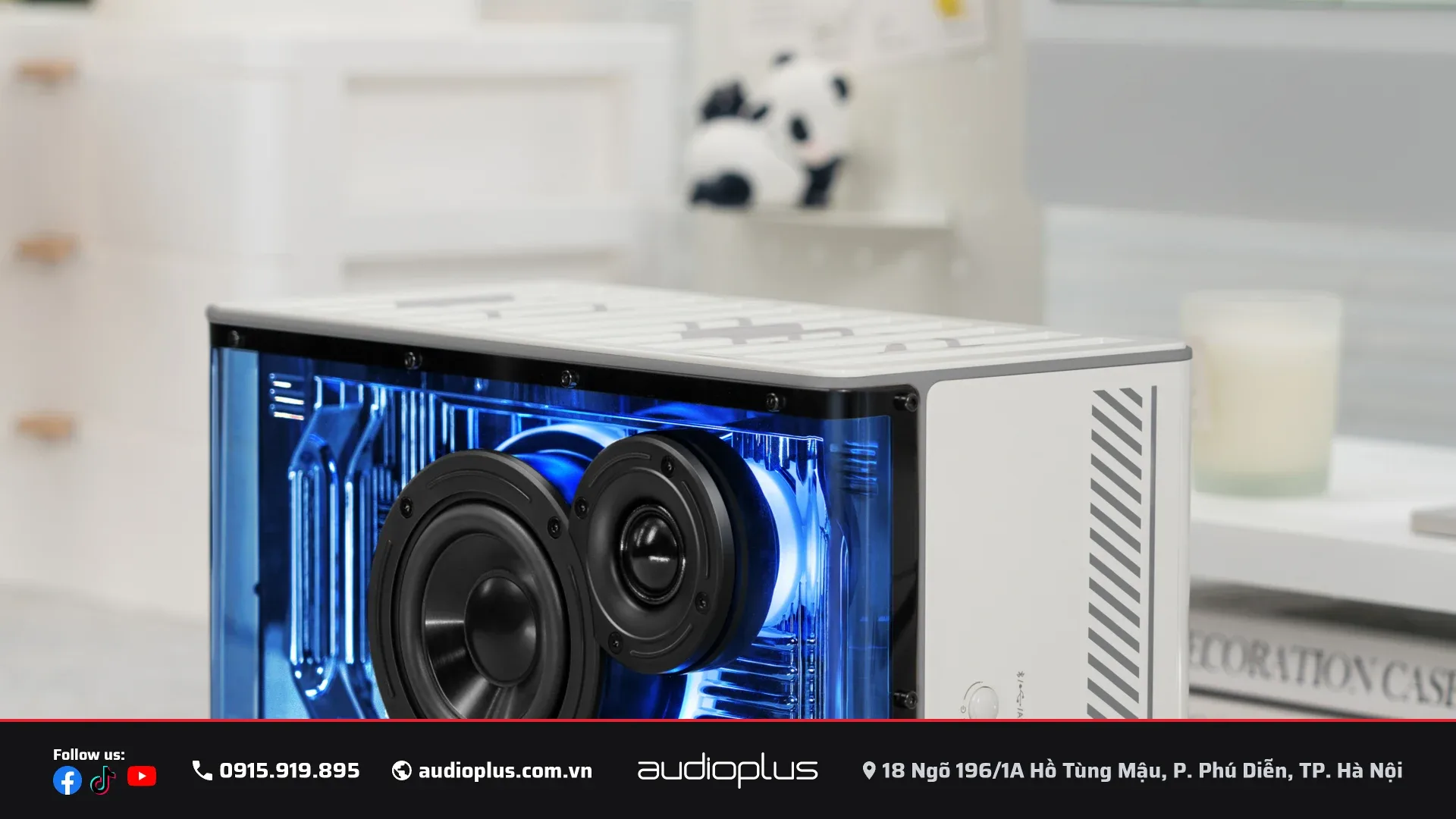 Loa EDIFIER QD35 màu trắng trên bàn làm việc hiện đại