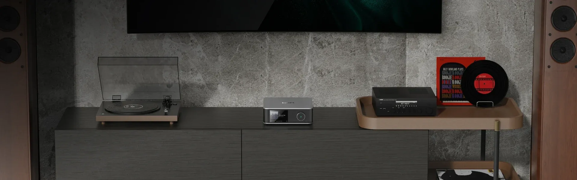 Đầu phát nhạc mạng WiiM Ultra đặt trên kệ TV trong dàn Hi-Fi phòng khách, cạnh loa cột, mâm than và amply đèn